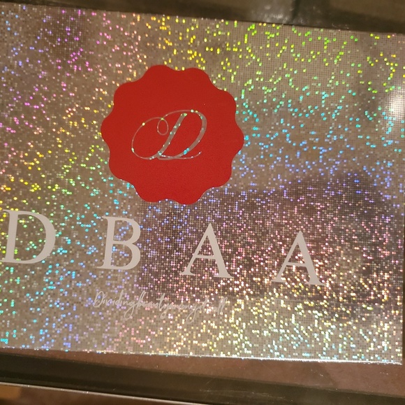 DBAA glow in the dark eyeshadow palettes - Picture 2 of 7